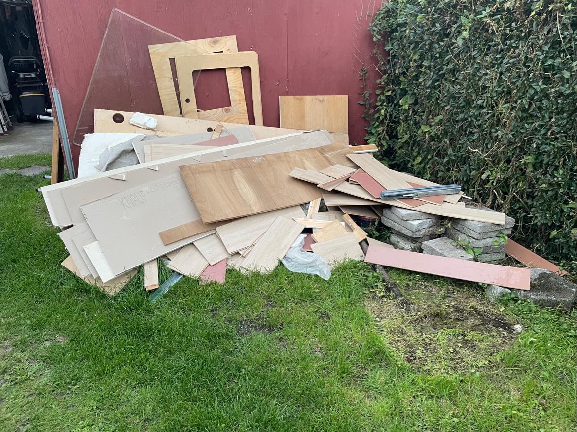 Ryddet baghave (haveaffald, jord, legehus og højt græs) og fjernet affald