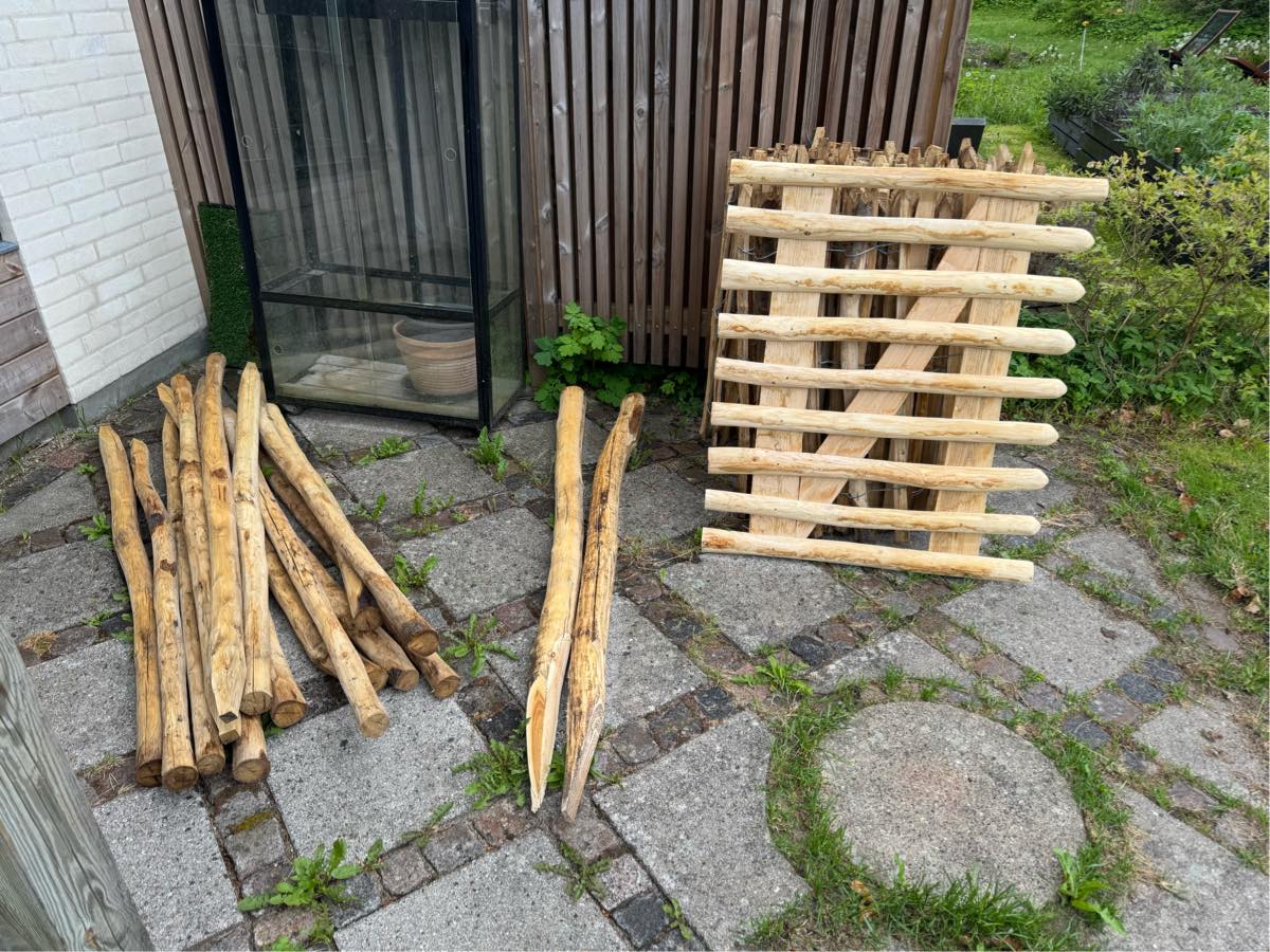 Opsætning af kastanie hegn på ca 15-20m. Der skal isættes låge med 2 stolper der skal støbes om. Alle materialer er indkøbt