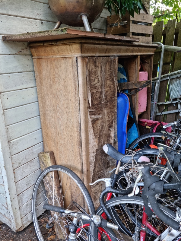 En bunke affald ryddes og bortkøres