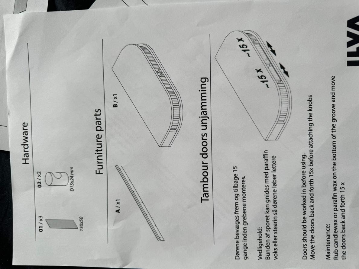 Opsætning af væghængt skrivebord samt akustik panel i beton væg