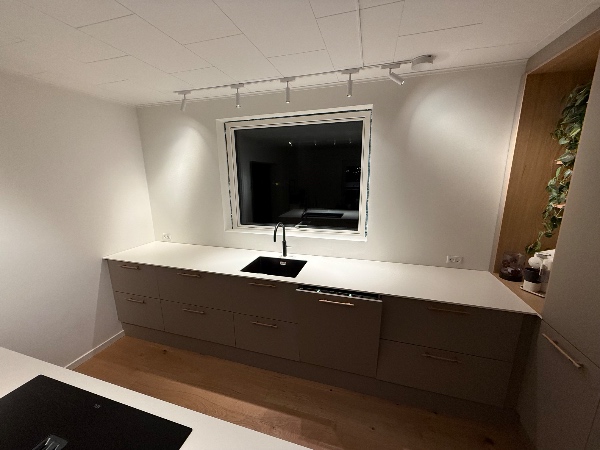 Fuge køkkenbord og vindue