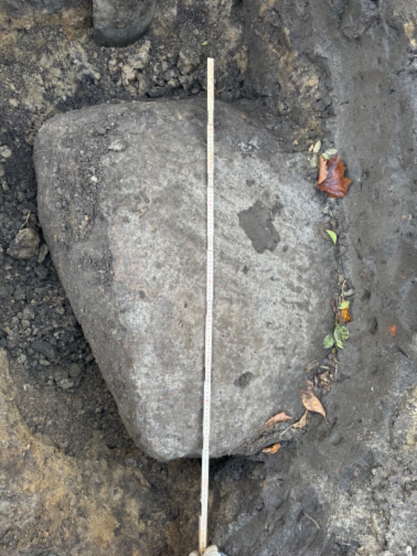 Fjernet/smadret meget stor sten