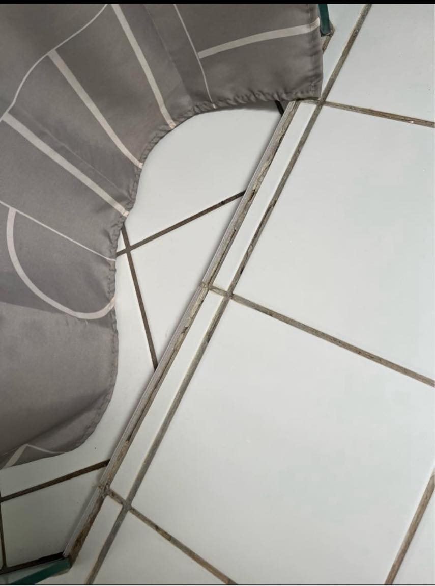 skift af 3 eller fire fliser i bad, samt fugekant ude for bad