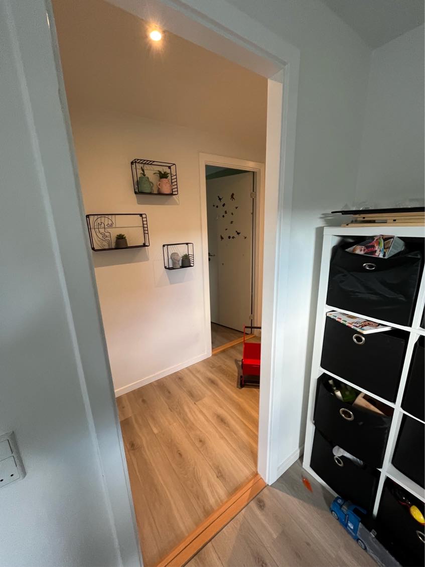 Ny dør på et værelse, hvor der også skal ny dørkarm mm