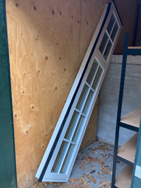 Kørsel af vinduesparti og metal gitter til genbrugsplads