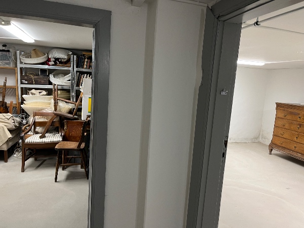 Flytning af drag kiste og mahognikommode fra et kælderrum til et andet lige ved siden af og afhentning af defekt vaskemaskine