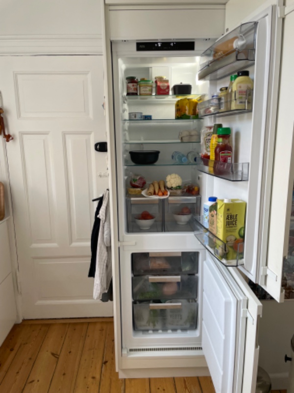 Opvaskemaskine og køleskab køres til genbrugsstation