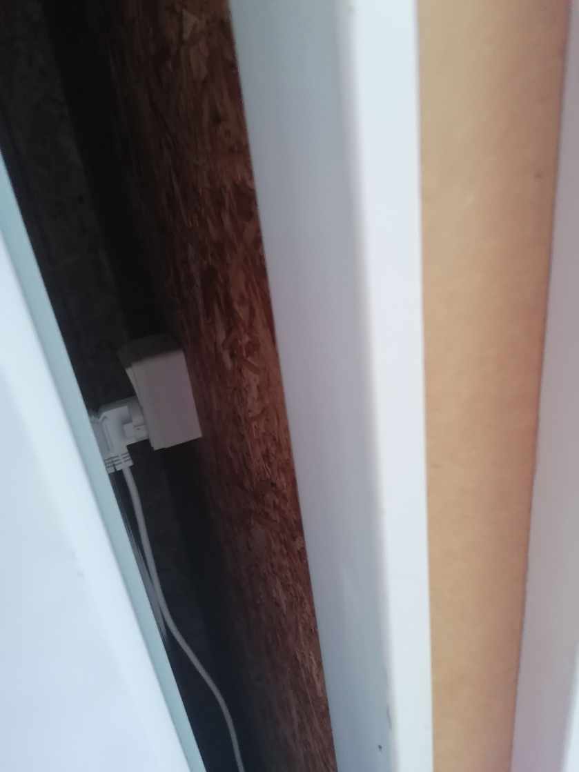 Flytte en stik kontakt 1 m. Opsætning af 2 frisk luftventiler, 1 med motor