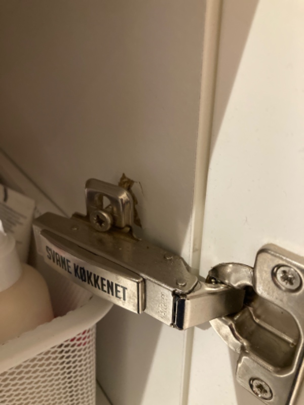 Skabslåge på badeværelse skal monteres