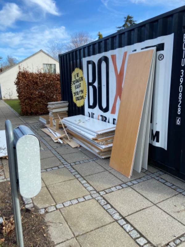 Kørt gamle skabe på genbrugspladsen