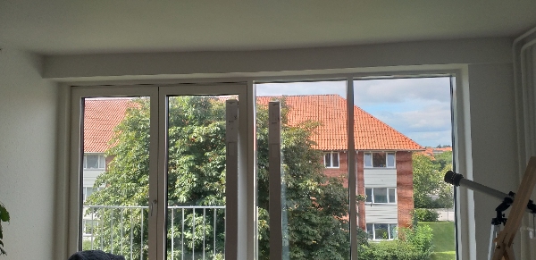 AFVENTER.. Opsætning/udskiftning af tre loftslamper. Opsætning af to stk lamel gardiner.