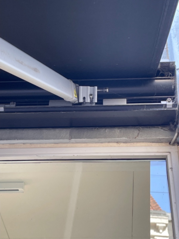 Min markise er begyndt at hænge skævt.