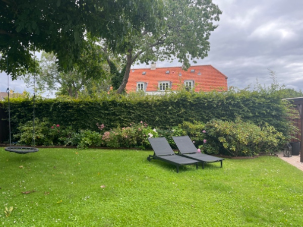 Klipning af 15 m bøgehæk, ordne bed 15x1m med ny ukrudsdug, fjernelse af haveaffald ifb dette