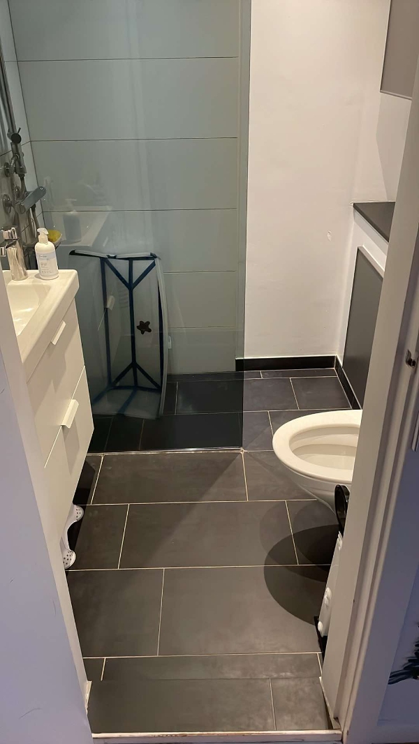 Rengøring af fuger på badeværelse, gulv og vægge