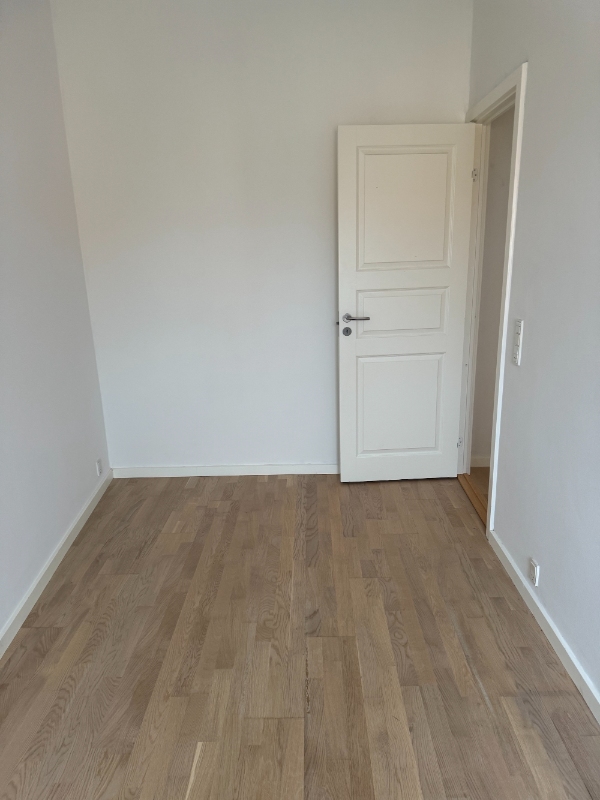 Nyt gulv og lister i soveværelse