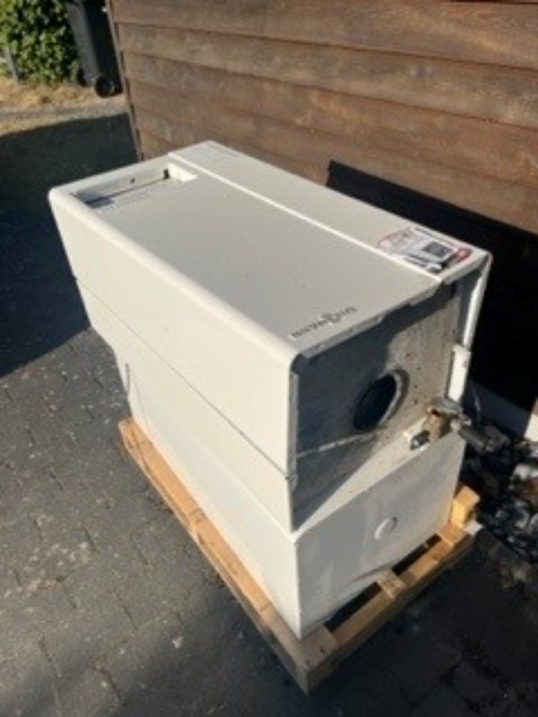 Bortkørt gammel gasfyr og varmtvandsbeholder