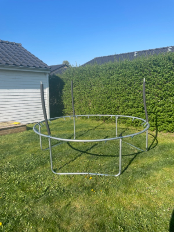 Samle halv trampolin (er halvt samlet allerede)