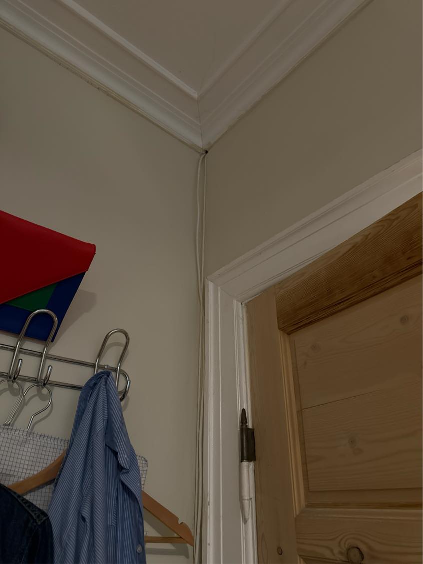 Ledninger der stikker ud af væggen. De skal væk eller reduceres men ved ikke helt hvad og hvor de høre til så det skal være en der er elektriker og kan arbejde med el/kabler