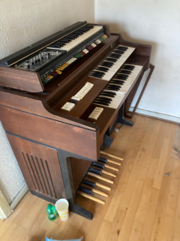 Orgel bæres ned fra 1.sal og skaffes væk