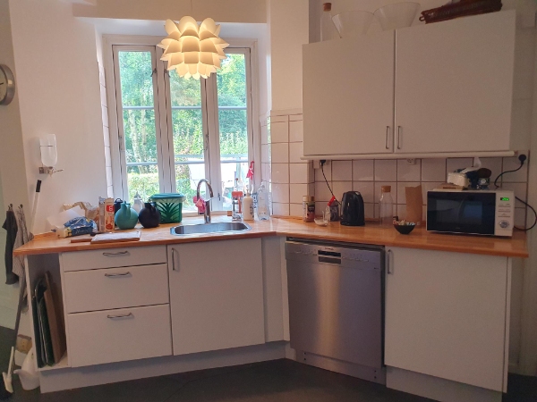 Slibning og lakering af køkkenbord