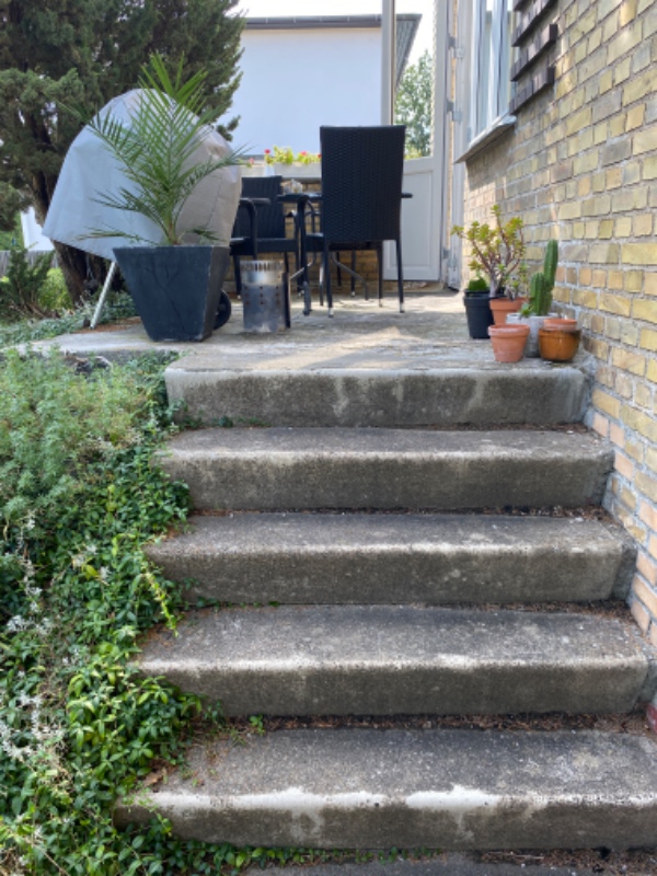 Lagt klinker på 8 kvm terrasse og tilstødende trappe med 5 trin - pt beton (støbt)