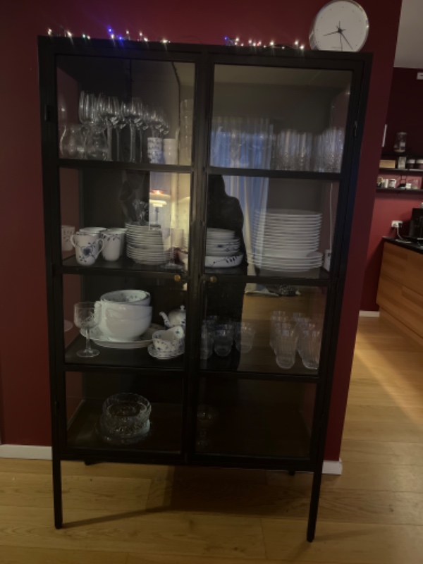 Flytning af tungt vitrineskab