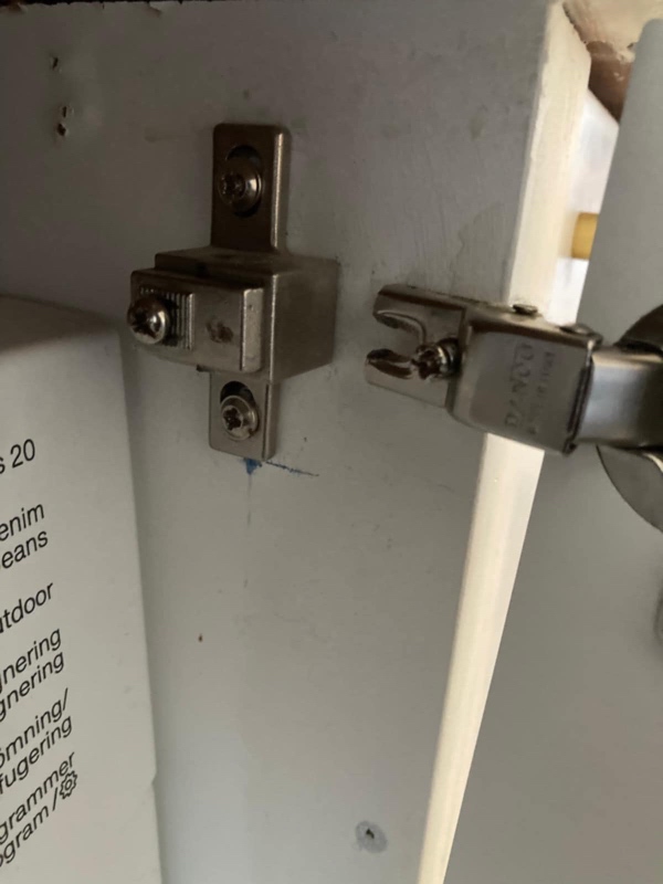 Påsætning/skift af hængsel på Ikea skabslåge