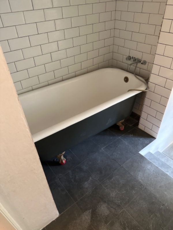 Støbejerns badekar flyttes og skrottes