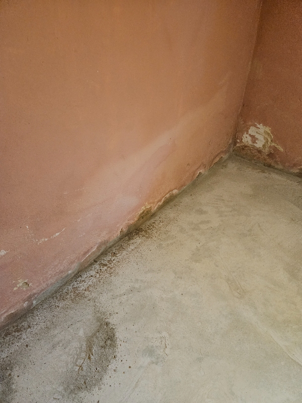 Banke 4 cm beton op i kælder og fjerne sand/grus