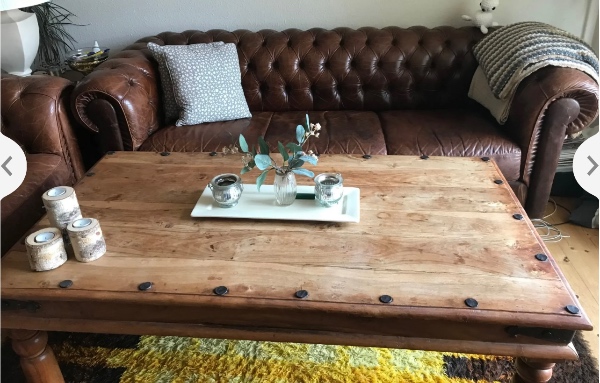 Hentet 2 sofaer, 1 lænestol og er bord