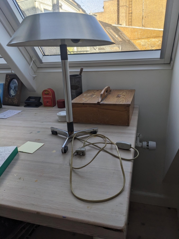 skiftet ledning inkl. stik og afbryder i en bordlampe (modellen er 'præsident' af Jo Hammerborg)