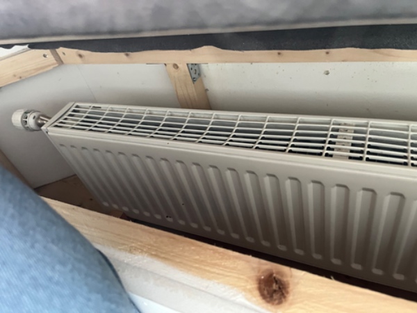 Fjernet 1 radiator (rør fra gulv, går direkte op fra kælderen) opsat 1 radiatorer i kælder