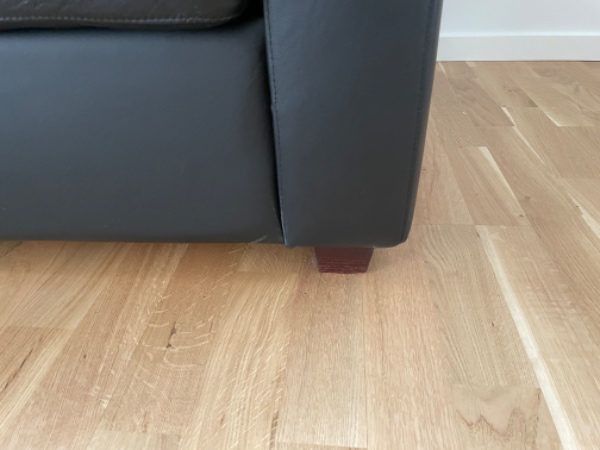 Kørt en sofa til storskrald. Der er en elevator.