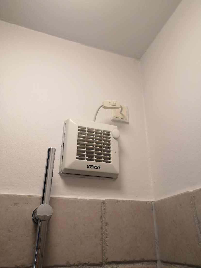 Udskiftning af ventilator og indmuring af elkabel