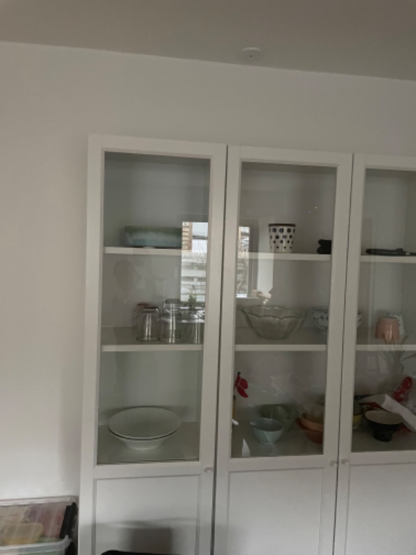 3 smalle vitrineskabe fastgjort til væg med plugs og beslag. Tv på skinne op og hænge. To små skabe