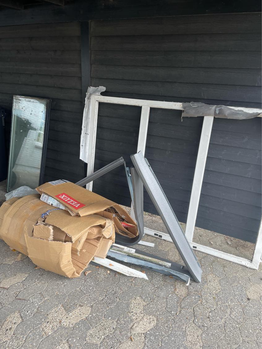 Bortskaffelse af, ruder, ramme, lister pap og lidt løsdele plus en sæk haveaffald