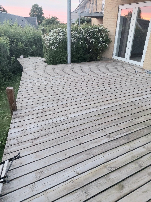 Opsætning af lamelhegn på terrasse