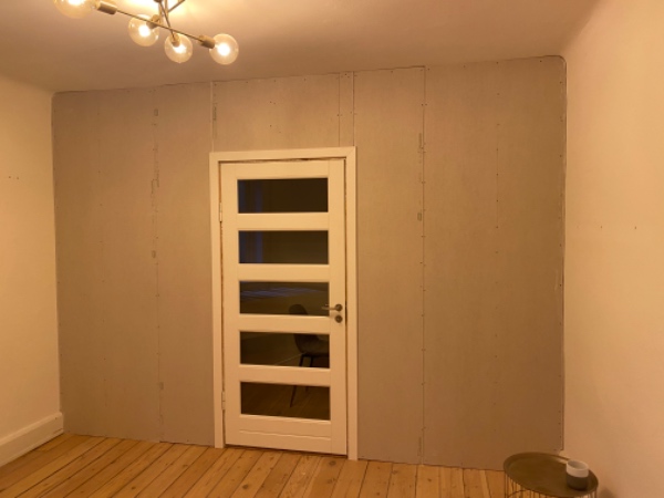 Gipsplade væg skal jævnes ud, med filt og spartel