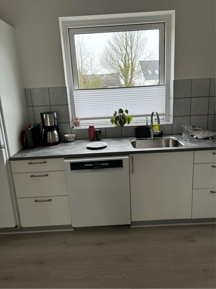 Afmontering af bordplade, montering af ny bordplade. Der skal skæres ud til vask, induktionsplade og ovn