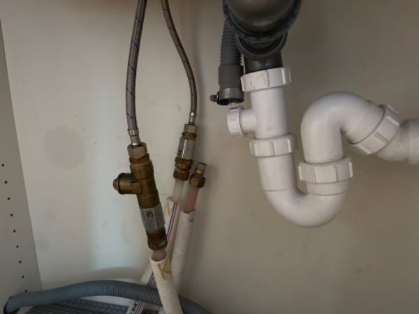 Tilslutning af opvaskemaskine og vaskemaskine til vandtilførsel og -afløb.