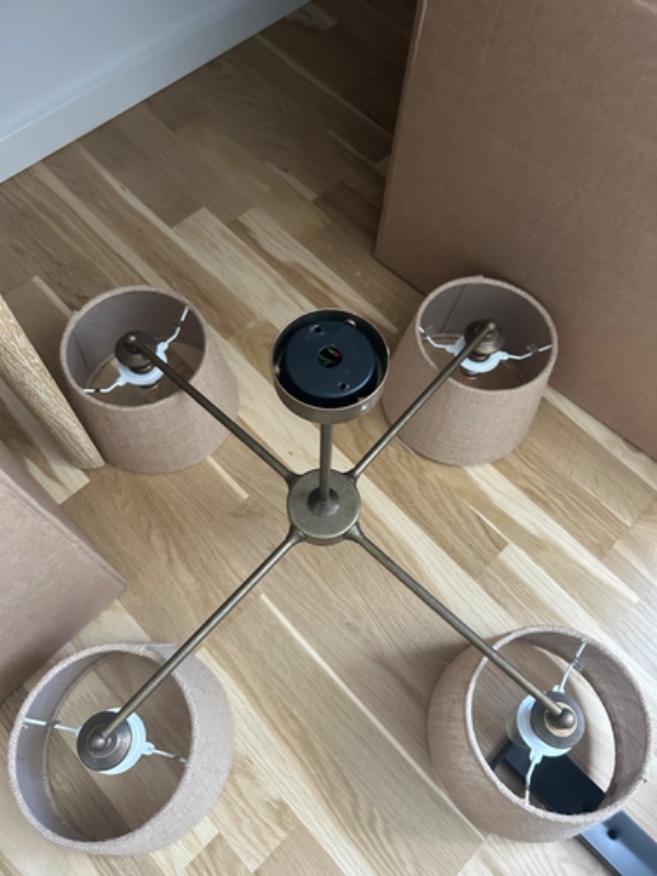 Opæstning af 4 lamper - 3 heraf importeret fra UK. 3 loft lamper, og en køkkenspot lampe fra IKEA (model: TIDIG). Opsættes i nyrenoveret lejlighed.