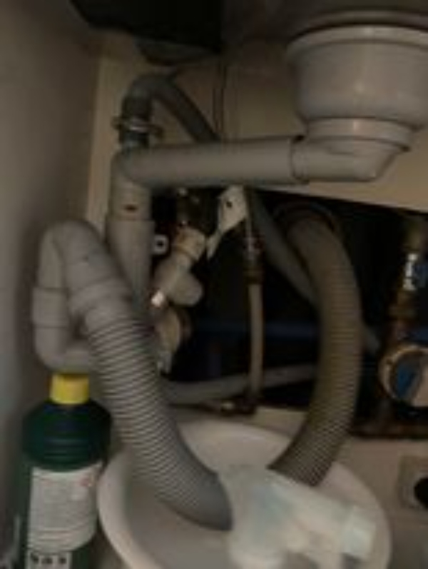 afløb til faldstamme i køkken og skift af bruser/amatur badeværelse