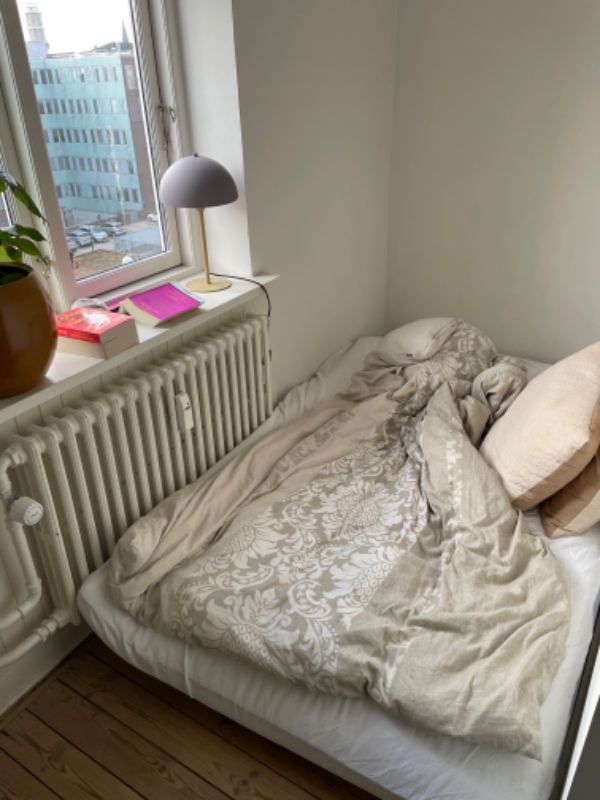 Bygget en seng efter mål. Evt. med opbevaring under