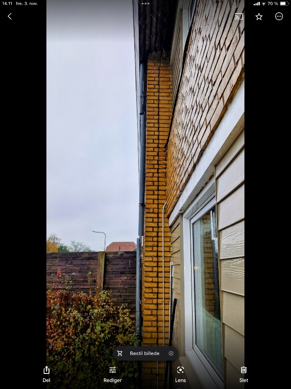 Nyt nedløbsrør ca 6 meter sættes fast til muren Gerne så hurtigt som mulig