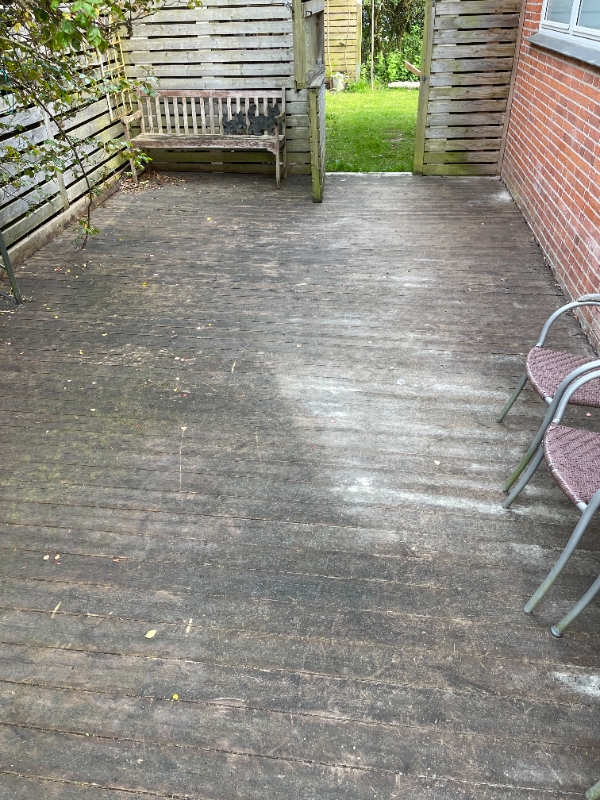 Højtryksrensning af træterrasse