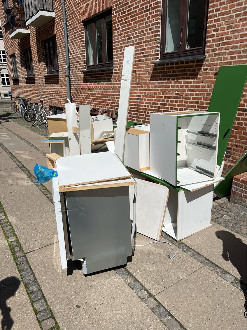 Fjerne byggeaffald fra nedrivning af køkken