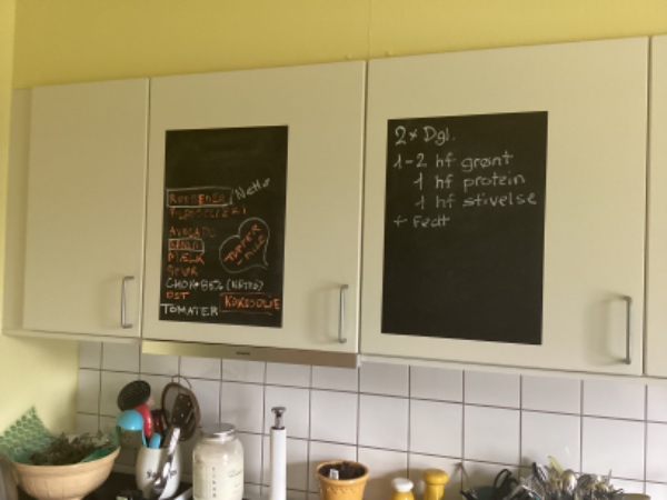 Klargøring af køkkenlåger og Montana reoler til lakering