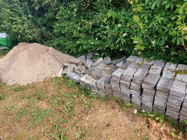 Afhentning af grus (ca. 5 ton) og fliser (ca. 1 ton)