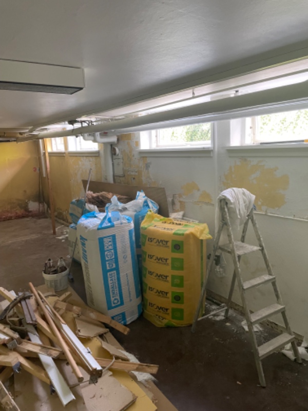 Fjern tapet og bank udvendig fugt plamager af i kølderrum