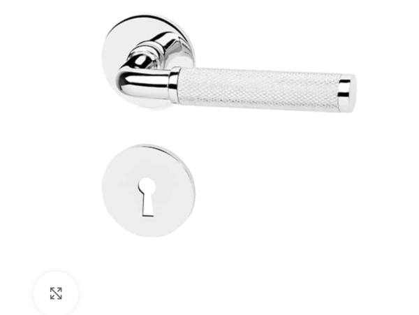 Skiftes 7 dørgreb med nye. Simpelt opgave ;-) muligvis jysteres 3 døre so de lukker ordentligt.